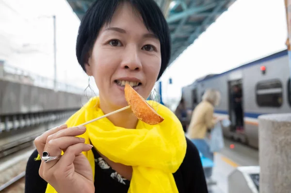 Femme manger des frites de patate douce taïwanaise — Photo