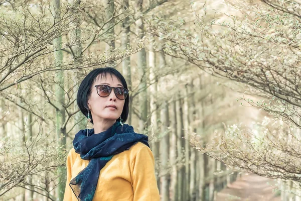 Porträt der modernen asiatischen reifen Frau — Stockfoto