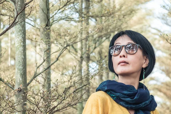 Retrato de mujer madura asiática moderna —  Fotos de Stock