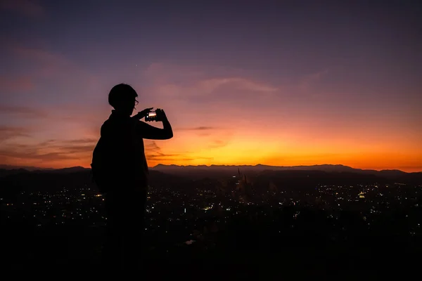 Silhouette of traveling woman take a photo — 스톡 사진