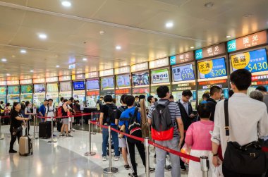 Taipei de Taipei uzun mesafe otobüs istasyonu binası ile insanlar