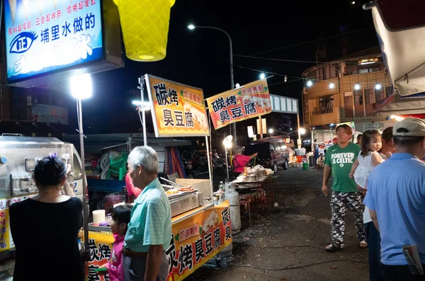 Night Marketplace met leverancier en People Shop — Stockfoto