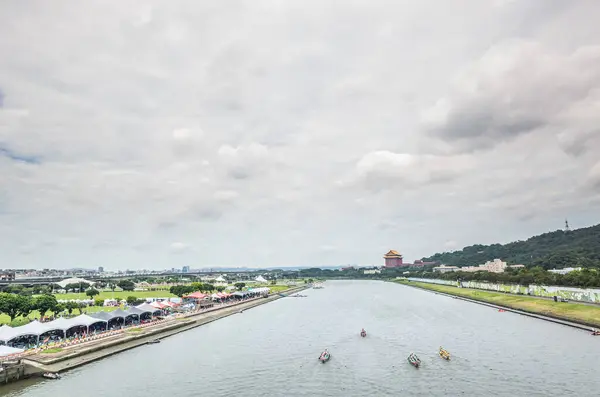 전통적인 드래곤 보트 축제에서 경쟁 보트 경주 — 스톡 사진