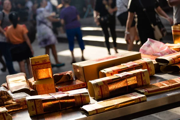 Chino joss oro papel artesanía en una mesa —  Fotos de Stock