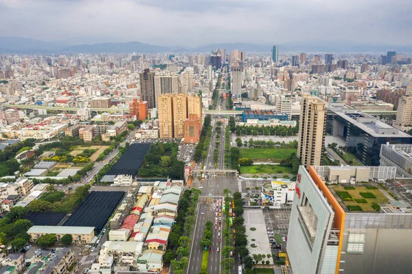 Paesaggio urbano della città di Taichung con grattacieli — Foto Stock