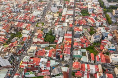 Günbatımında Puli kasabasının hava manzarası
