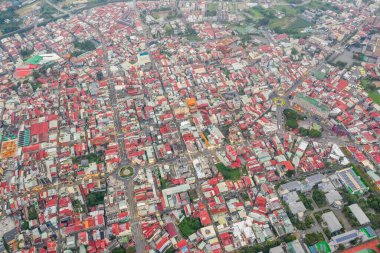 Günbatımında Puli kasabasının hava manzarası
