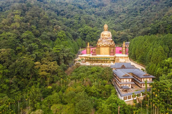 Große goldene buddhistische Statue puli chengte foshan — Stockfoto