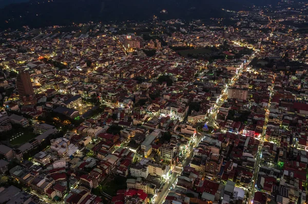 Paisaje de escena nocturna en vista aérea de la ciudad de Puli — Foto de Stock