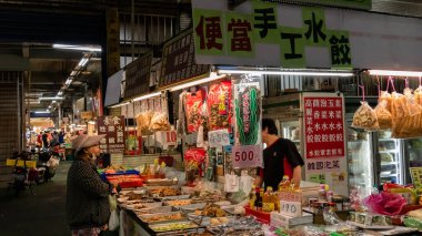 insanlar Puli kasabasında geleneksel pazarda yürüyüş ve alışveriş