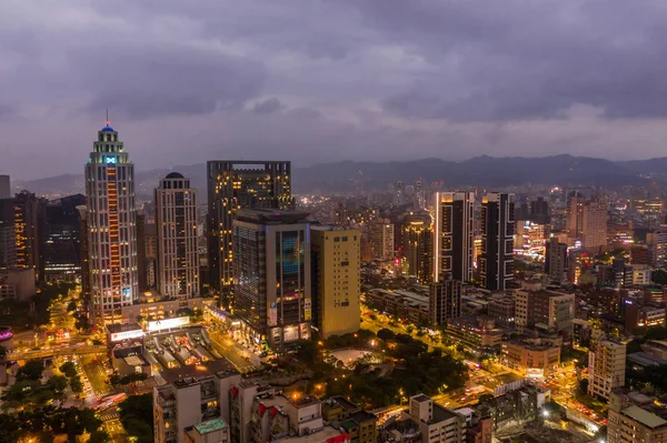 Scena notturna con grattacieli a Banqiao — Foto Stock