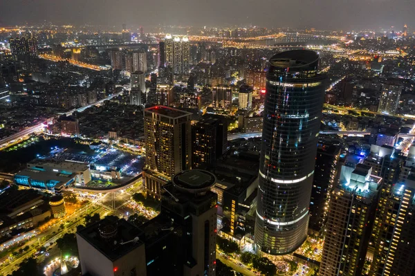 Nacht scene met wolkenkrabbers in Banqiao — Stockfoto