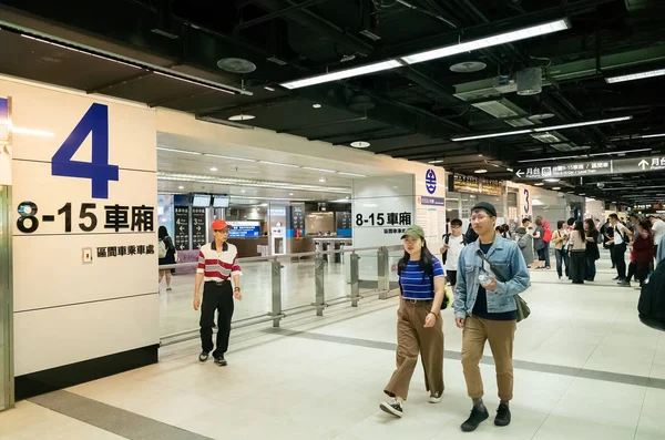 Människor på tågstationen — Stockfoto