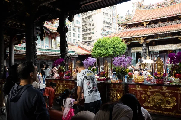 Люди, які молились у храмі Луншань — стокове фото