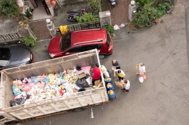 Beyaz geri dönüşüm kamyon bir sma içinde geri dönüşümlü malzemeler toplar