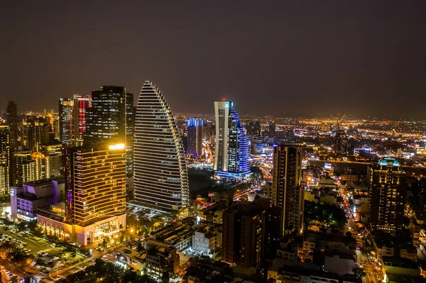 Ночная сцена города Тайчжун с небоскребами — стоковое фото