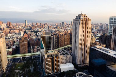 Taichung şehrinin günbatımı gökdelenleri ile