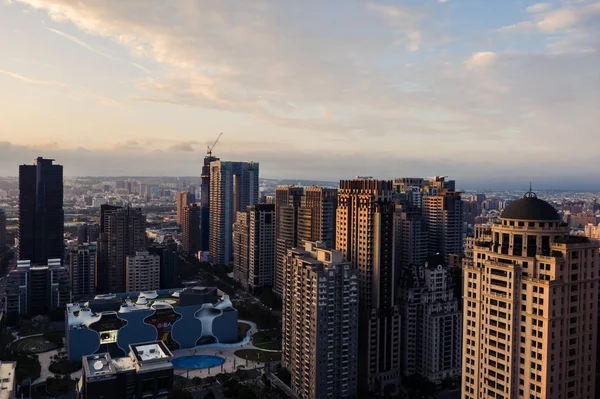 Atardecer paisaje urbano de Taichung ciudad con rascacielos — Foto de Stock