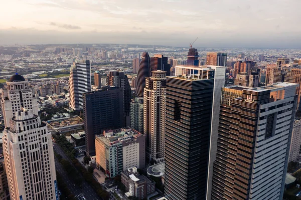 Zonsondergang stadsgezicht van Taichung stad met wolkenkrabbers — Stockfoto