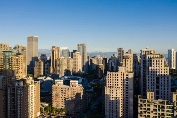 Paisaje urbano de Taichung ciudad con rascacielos y edificios — Foto de Stock