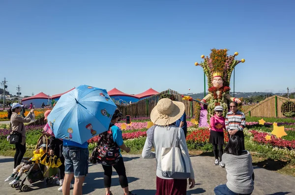 Turister och blommor på Xinshe blomma festival — Stockfoto