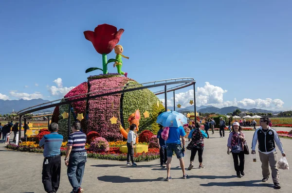 Turyści i kwiaty na festiwalu kwiatów Xinshe — Zdjęcie stockowe