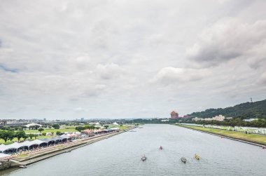 geleneksel Dragon Boat Festivali 'nde rekabetçi tekne yarışı