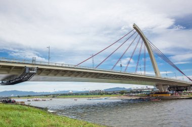 gökyüzü altında nehir ile Köprü ile Cityscape