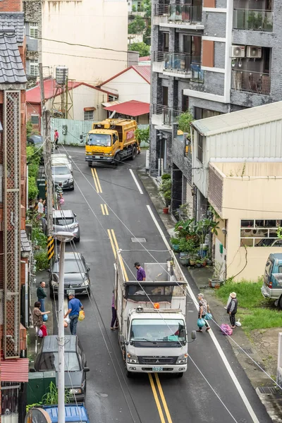 Recycling-LKW für die Sammlung von Wertstoffen in kleinem Kreis — Stockfoto