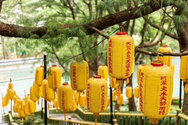 Gula lyktor på Xian fo Buddhist Temple — Stockfoto