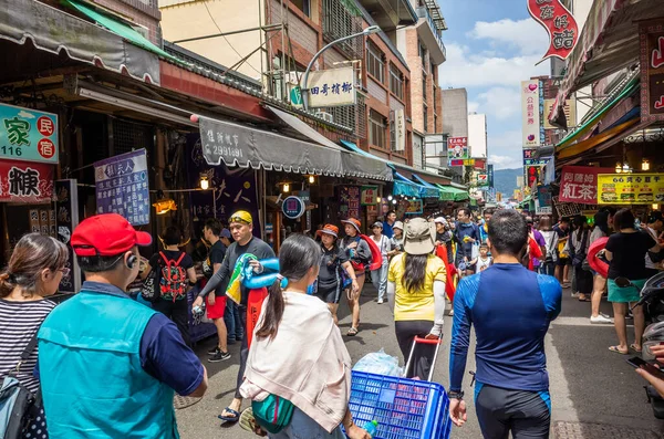 La gente camina en la calle del mercado en Sun Moon Lake — Foto de Stock