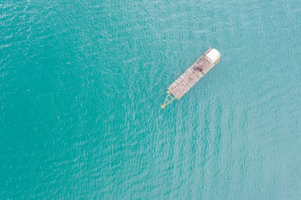 Barco de pesca sobre lago em vista aérea — Fotografia de Stock