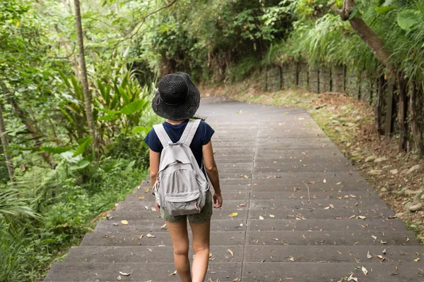 Donna asiatica trekking — Foto Stock