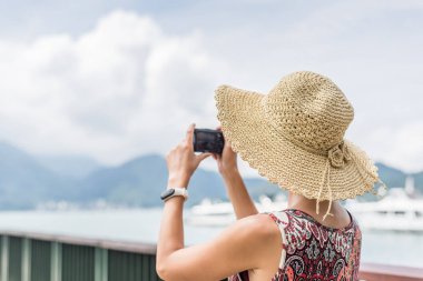şapka ile kadın bir resim çekmek