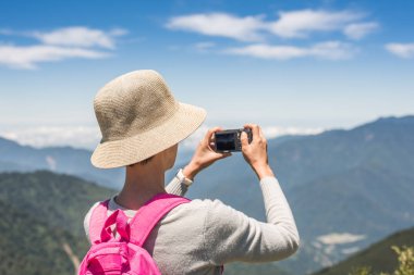 Asyalı dağcı kadın fotoğraf çekmek