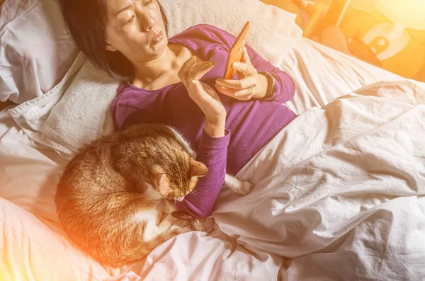 Woman with her cat — Stock Photo, Image