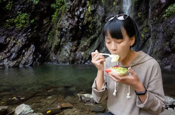 アジアの女性は、サラダを食べる — ストック写真