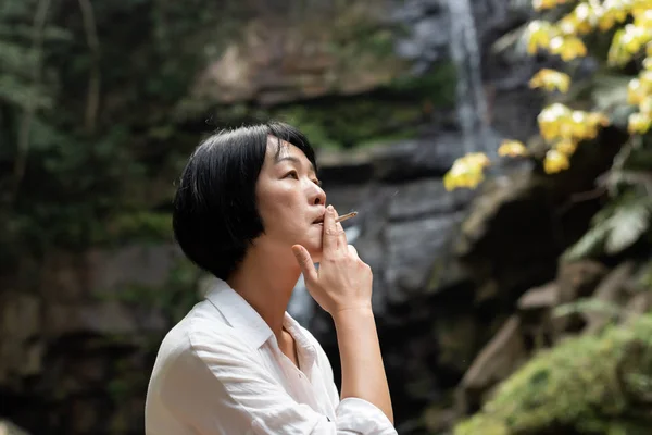 Sigara ve istirahat kadın seyahat — Stok fotoğraf