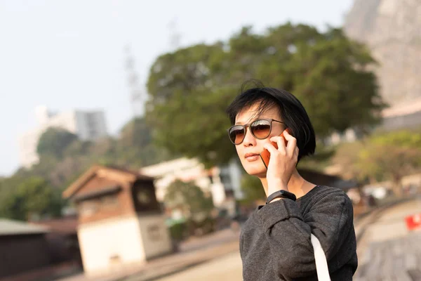 Discuții de frumusețe asiatice pe telefonul mobil — Fotografie, imagine de stoc