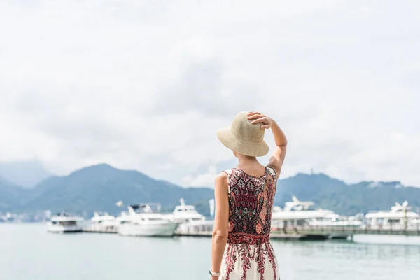 Traveling Asian woman with hat — Stock Photo, Image