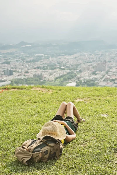 Frau liegt auf Grasland und fühlt sich entspannt — Stockfoto