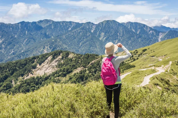Aziatische klimmen vrouw kijken ver weg — Stockfoto