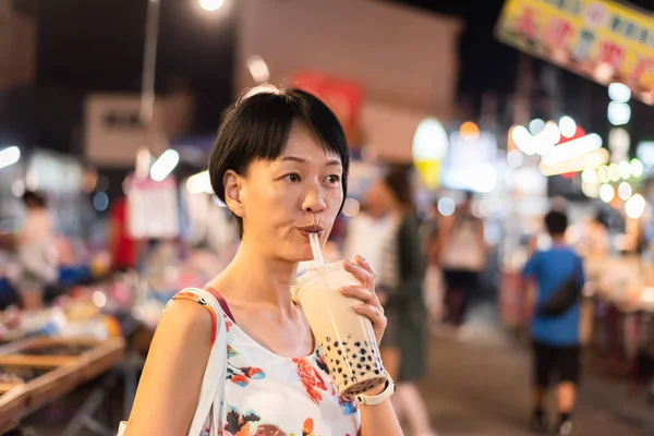 台湾泡泡奶茶在夜市 — 图库照片