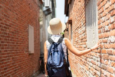 Lukang kasabasında eski sokakta yürüyen kadın