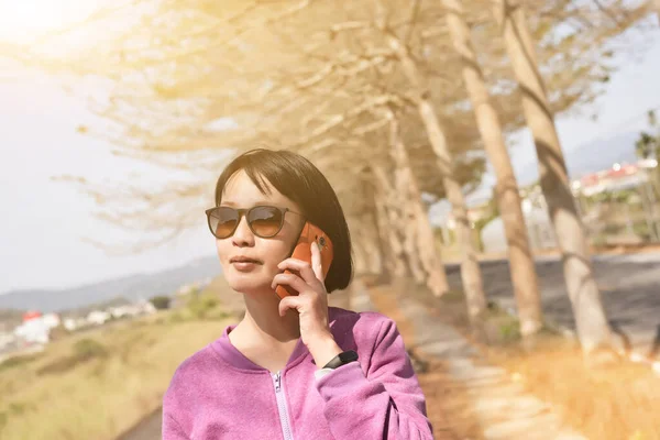 Asiatico donna parlare su cellulare — Foto Stock