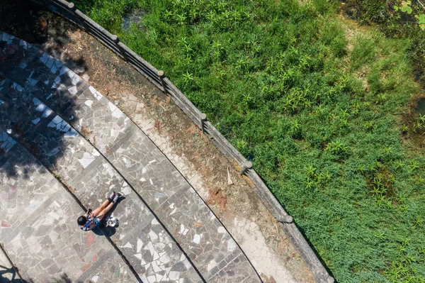 Air view of Asian woman sit on ground — стоковое фото