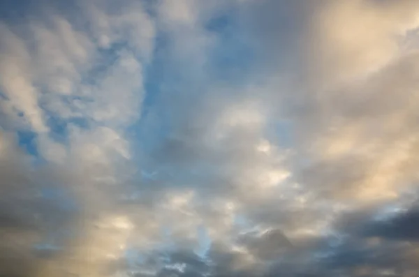 青い空に白い雲天の自然背景 — ストック写真