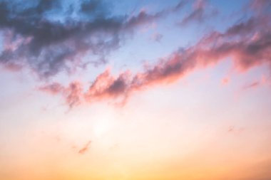 Gökyüzünde renkli günbatımı bulutları, doğanın arka planı bulutlu cennet