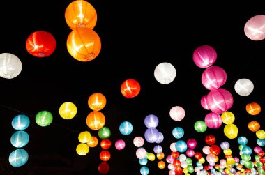 Çin Yeni Yılı 'nda gece asılı renkli fener.