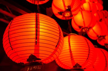 Çin Yeni Yılı 'nda gece asılı duran kırmızı fener.